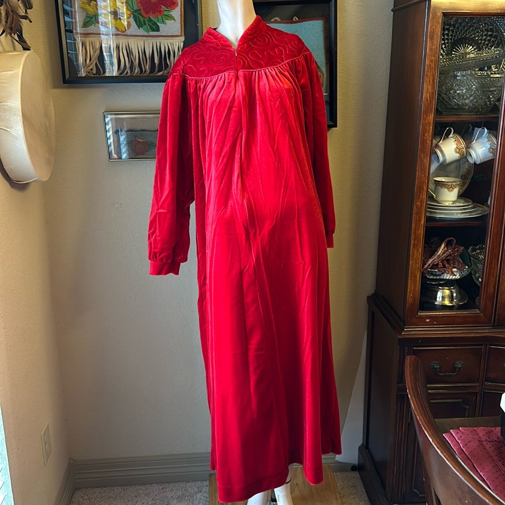 Komar vintage Red Velvet/Velour house coat/Robe size Medium